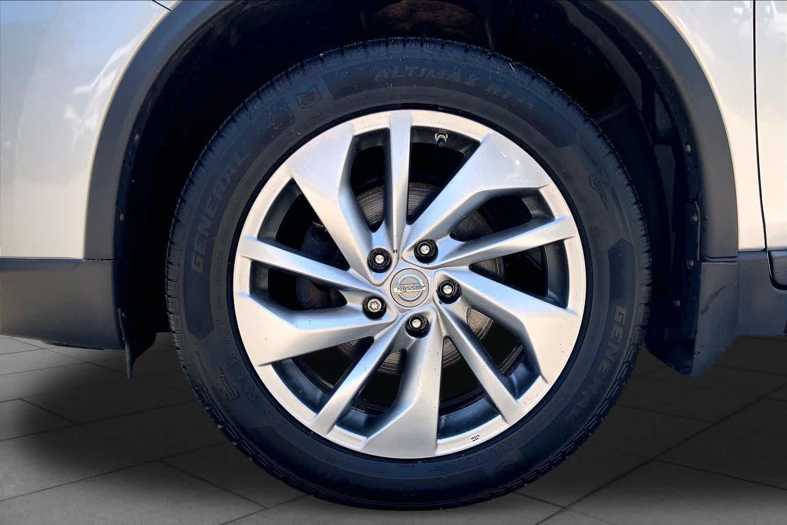 Used 2015 Nissan Rogue SL AWD/4WD image 11