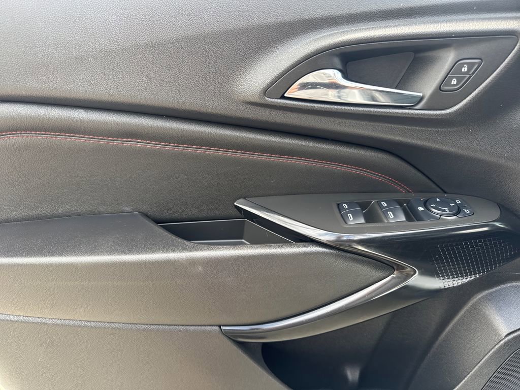 Used 2025 Chevrolet Trax RS w/ Sunroof Package FWD image 19
