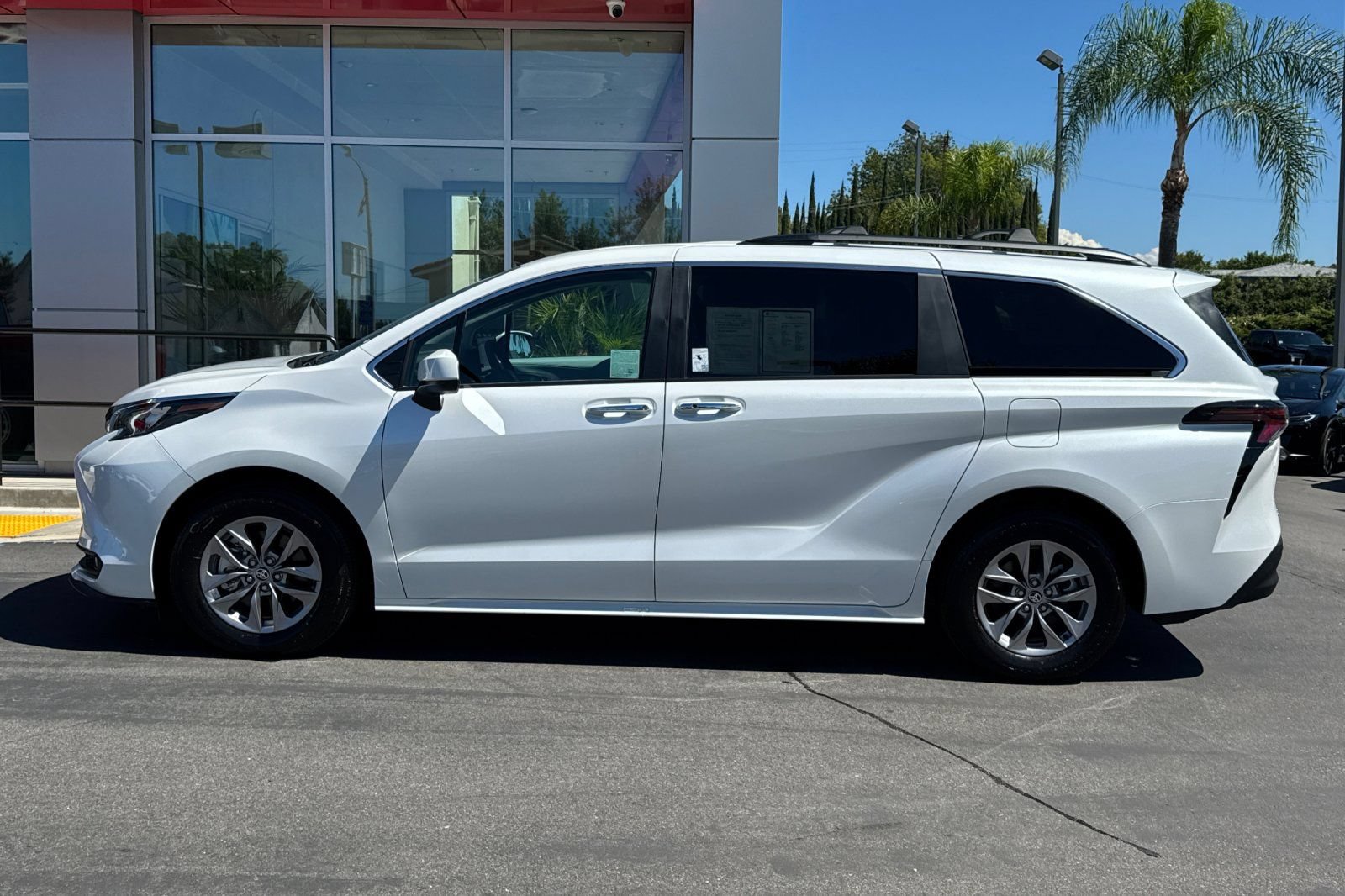 Used 2026 Toyota Sienna XLE FWD image 9