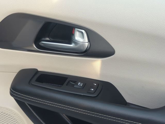 Used 2024 Chrysler Pacifica Touring-L FWD image 27