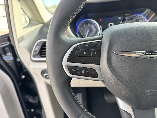 Used 2024 Chrysler Pacifica Touring-L image 22
