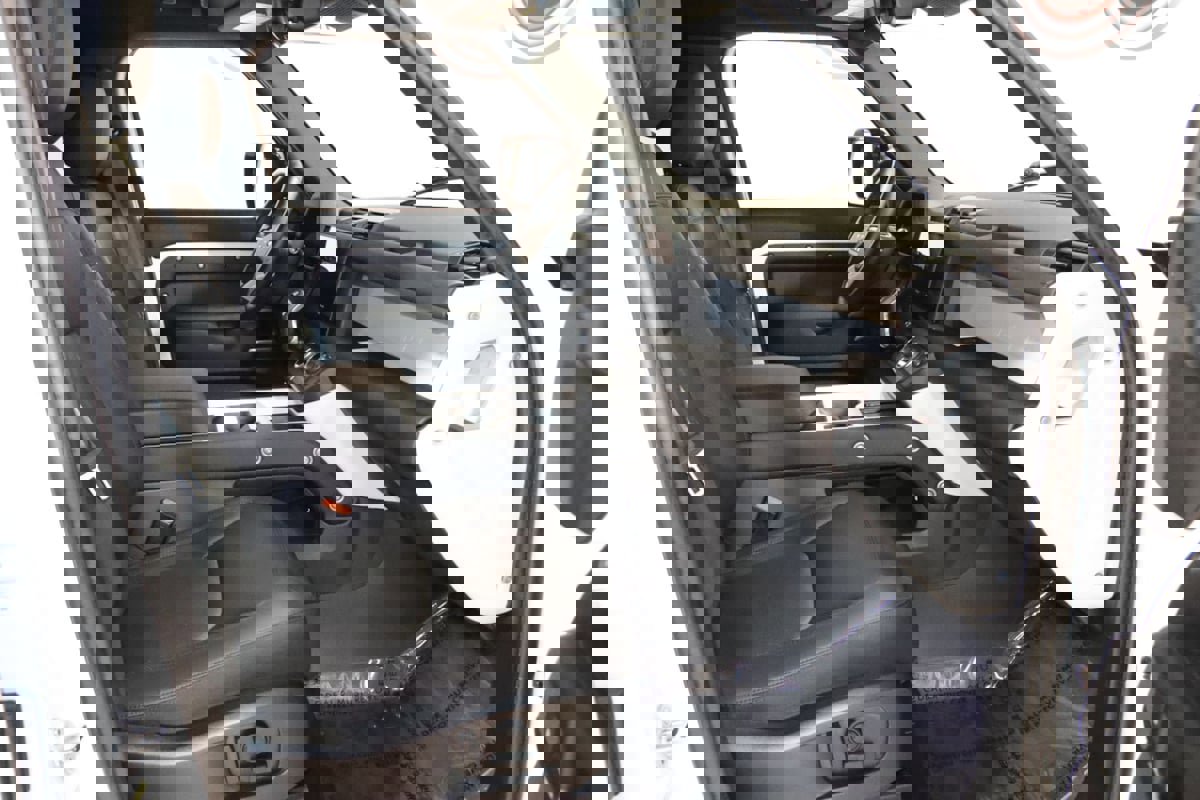 Used 2025 Land Rover Defender 110 S image 59