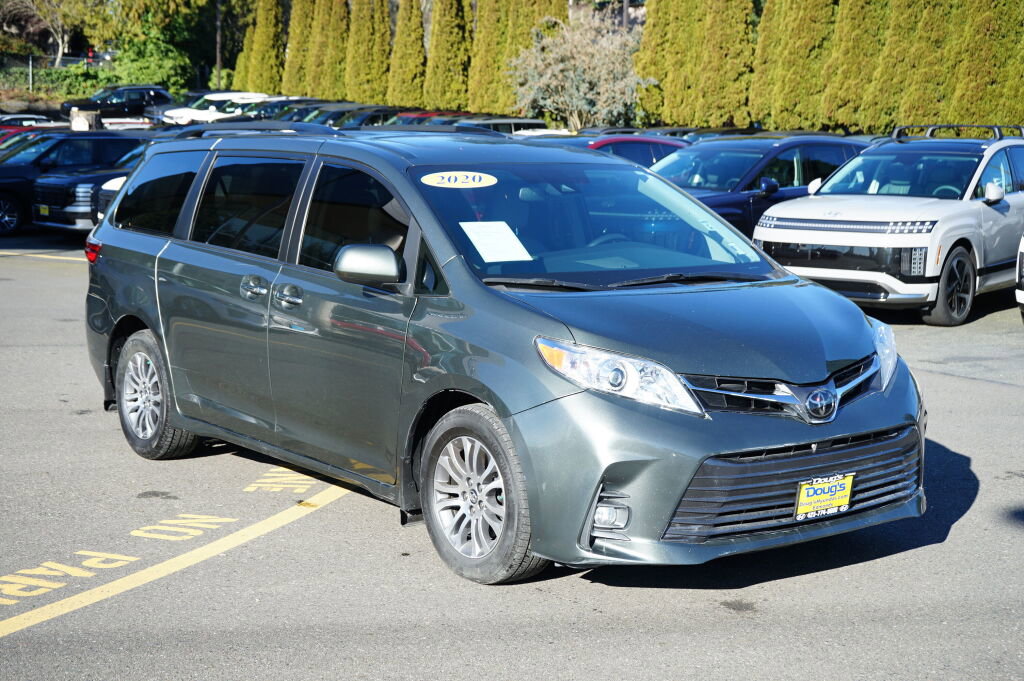 Used 2020 Toyota Sienna XLE w/ XLE Navigation Package image 3