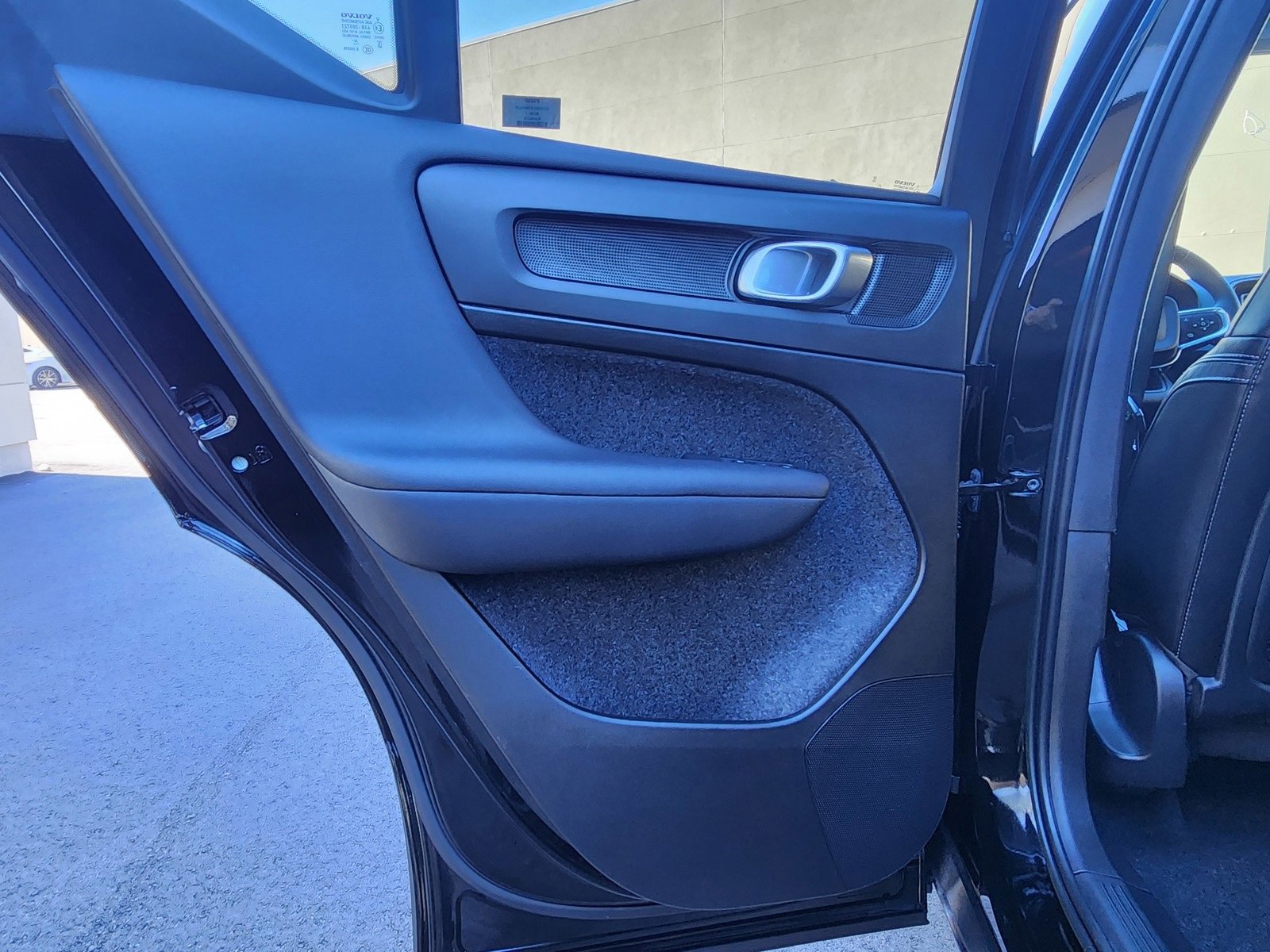 Used 2023 Volvo XC40 B4 Ultimate image 47