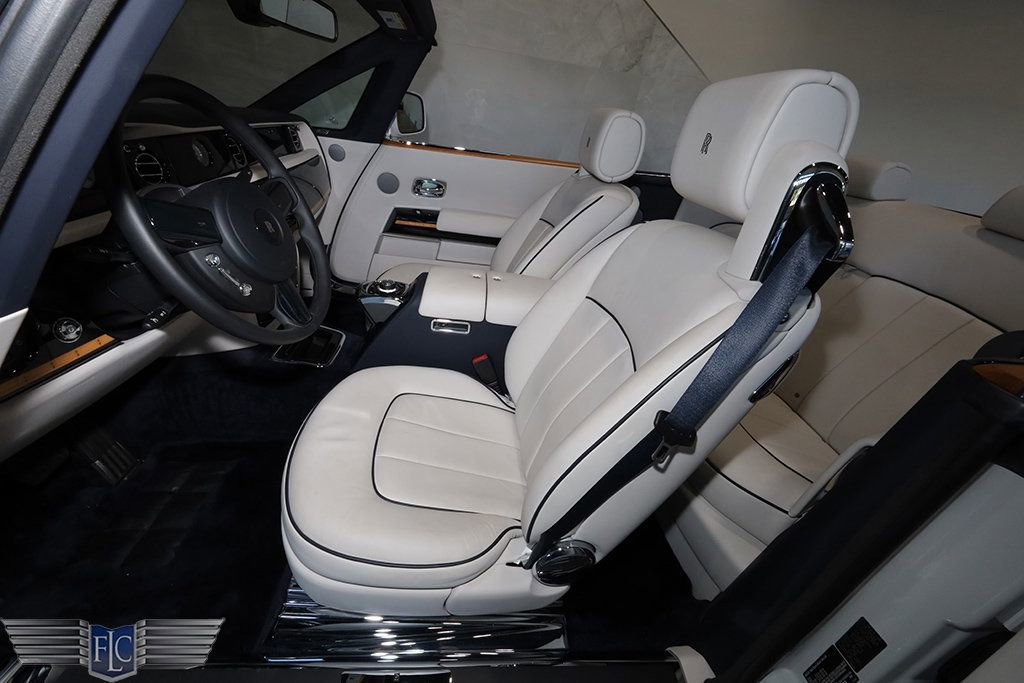 Used 2017 Rolls-Royce Phantom Drophead Coupe image 20