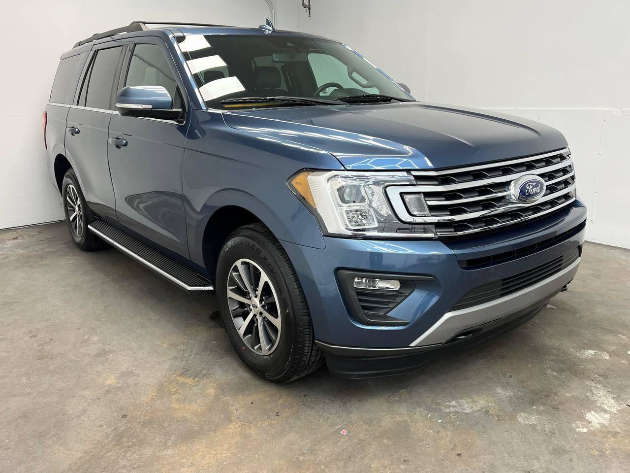 Used 2020 Ford Expedition XLT w/ Equipment Group 202A AWD/4WD image 3