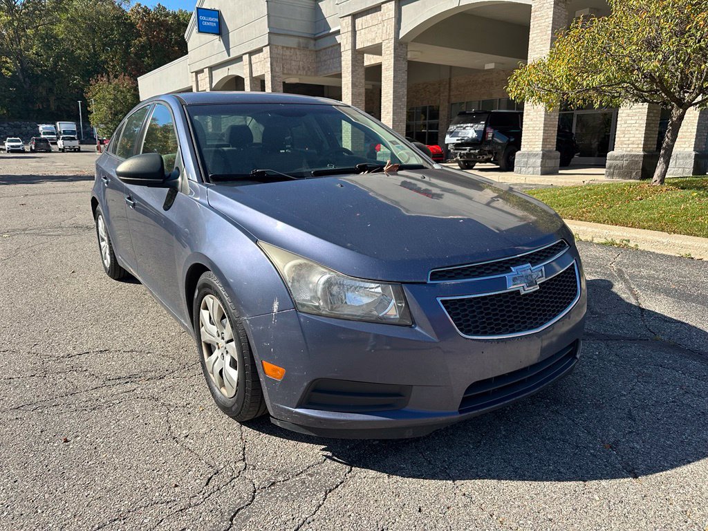 Used 2013 Chevrolet Cruze LS FWD image 2