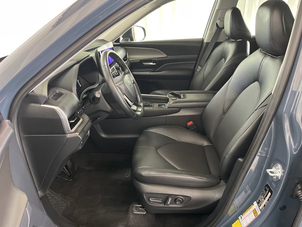 Used 2024 Toyota Grand Highlander AWD image 3