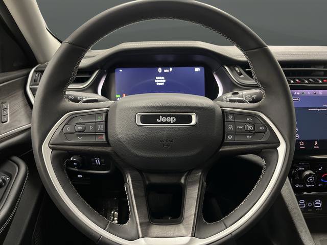 Used 2023 Jeep Grand Cherokee Limited w/ Luxury Tech Group II image 16