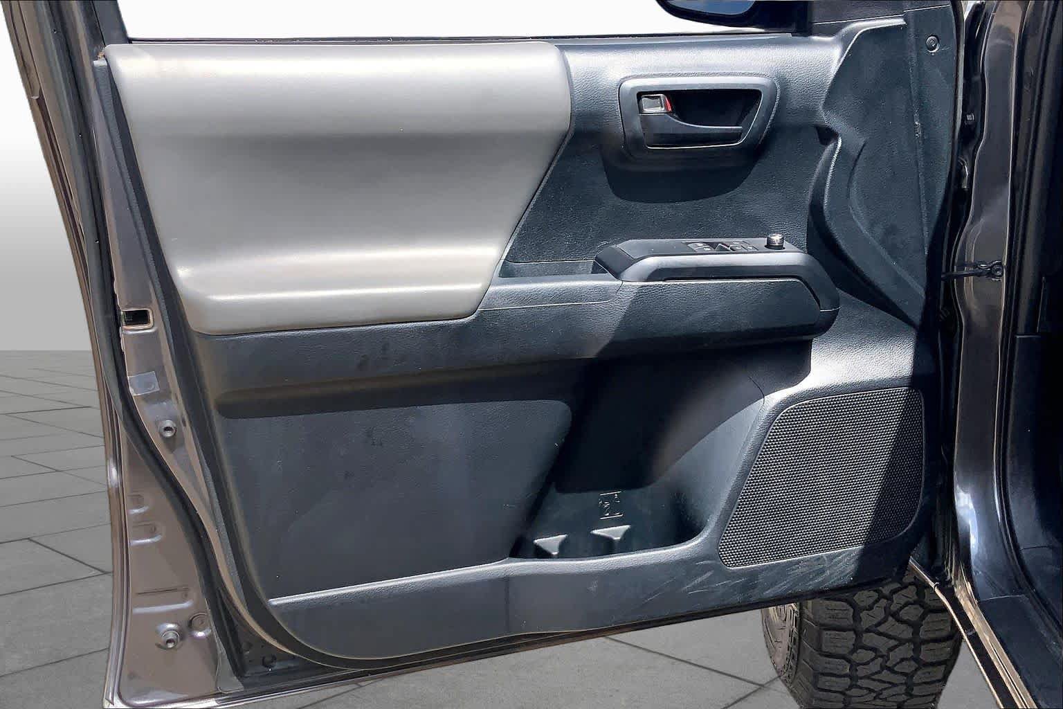 Used 2016 Toyota Tacoma SR w/ SR Convenience Package RWD image 22