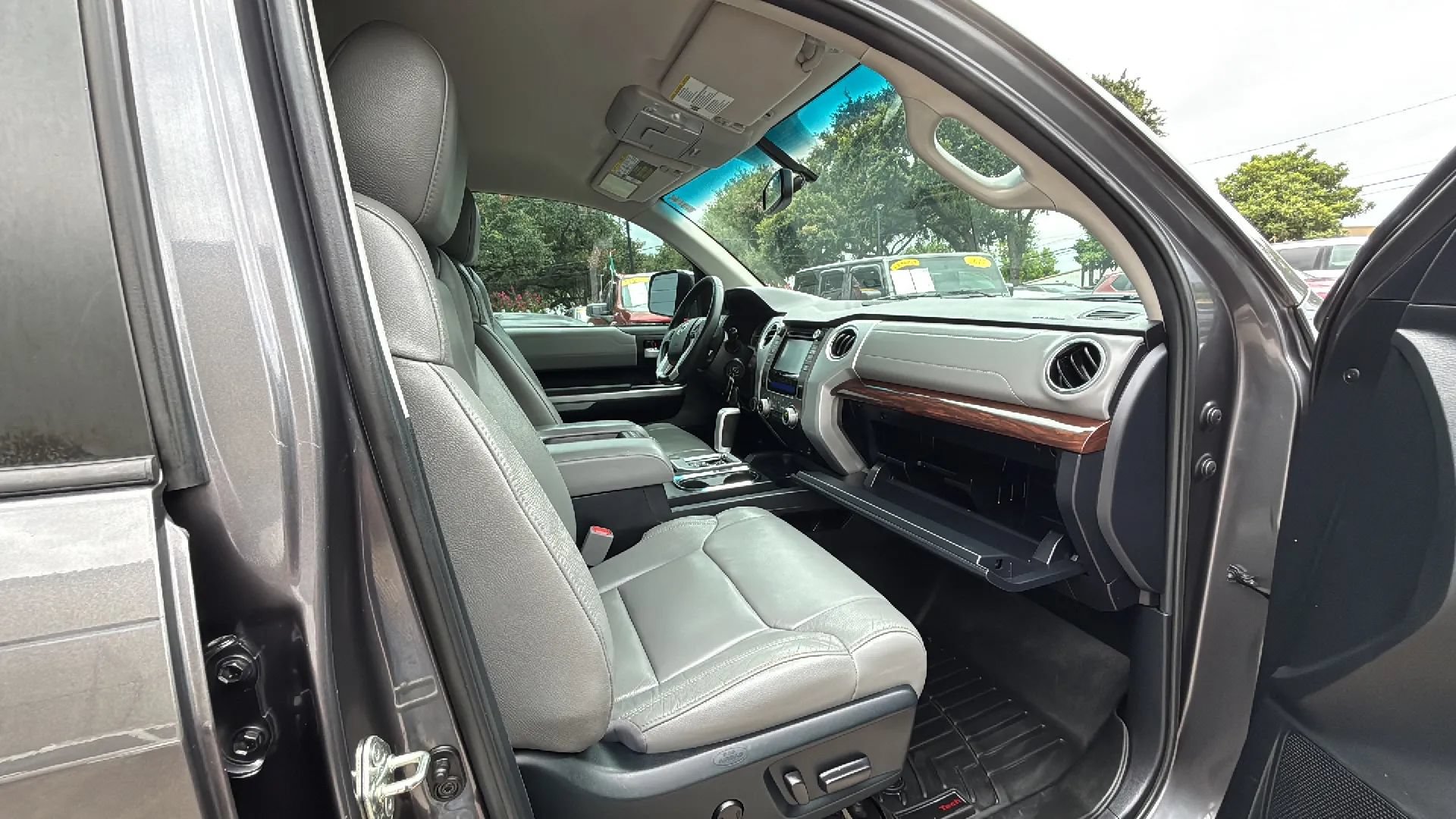 Used 2017 Toyota Tundra Limited w/ Limited Premium Package AWD/4WD image 23