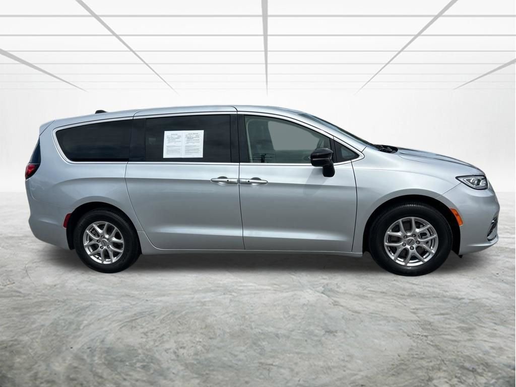 Used 2024 Chrysler Pacifica Touring-L image 3