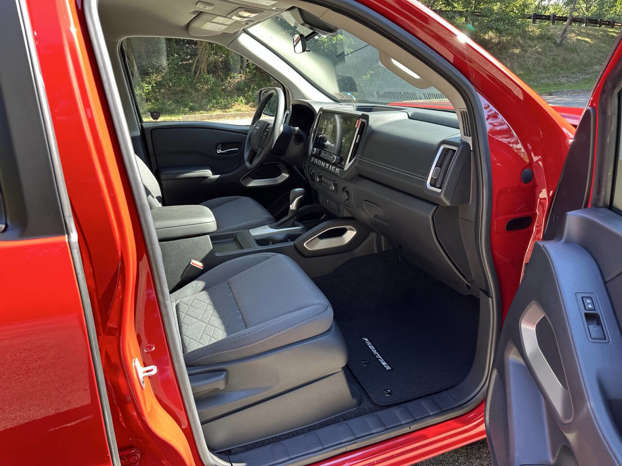 Used 2025 Nissan Frontier SV image 14