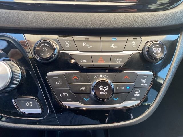 Used 2025 Chrysler Pacifica Select FWD image 24