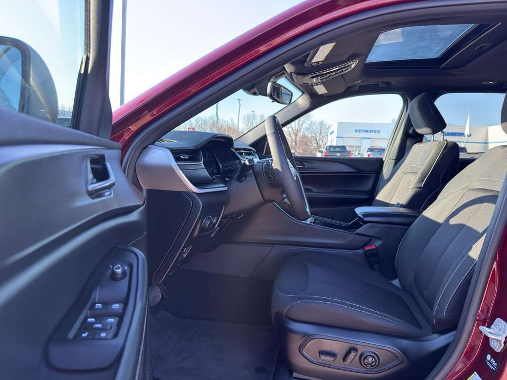 Used 2024 Jeep Grand Cherokee Laredo X w/ Luxury Tech Group I image 11