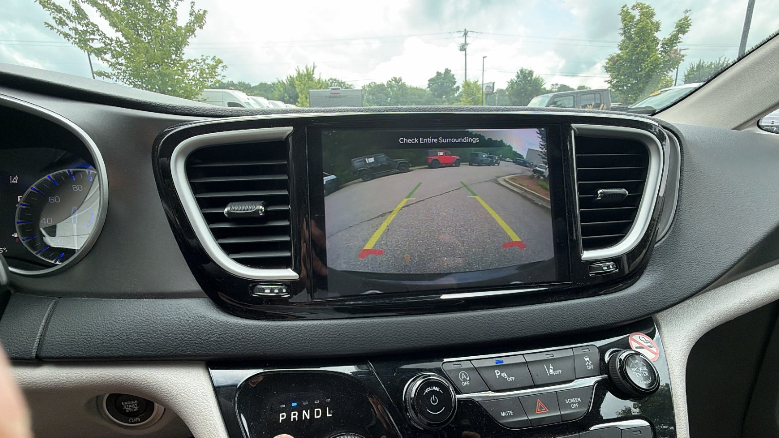 Used 2024 Chrysler Pacifica Touring-L FWD image 32