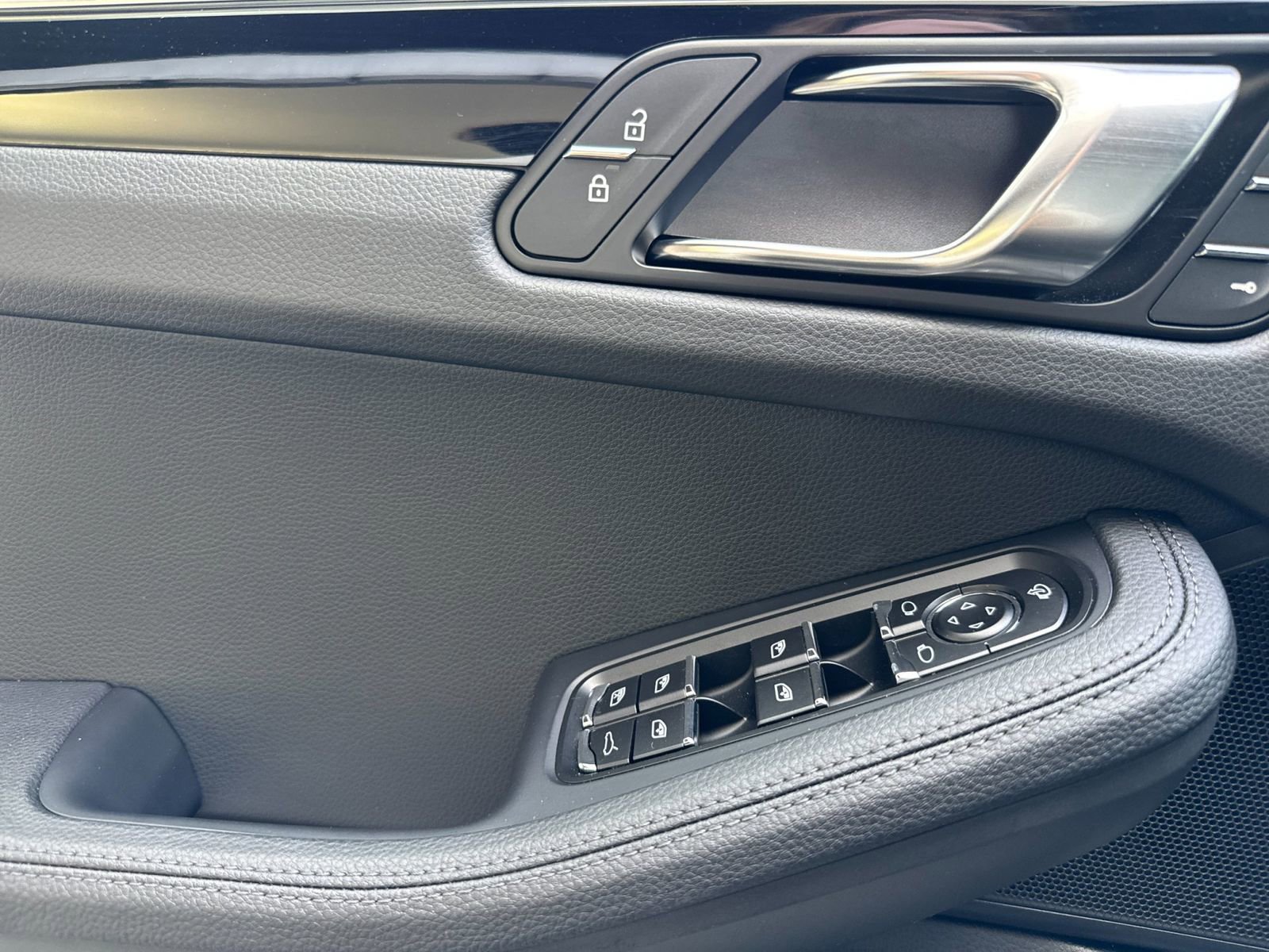 Certified 2026 Porsche Macan AWD/4WD image 12