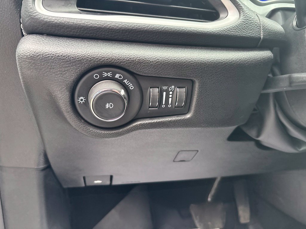 Used 2024 Chrysler Pacifica Touring-L w/ S Appearance Package FWD image 33