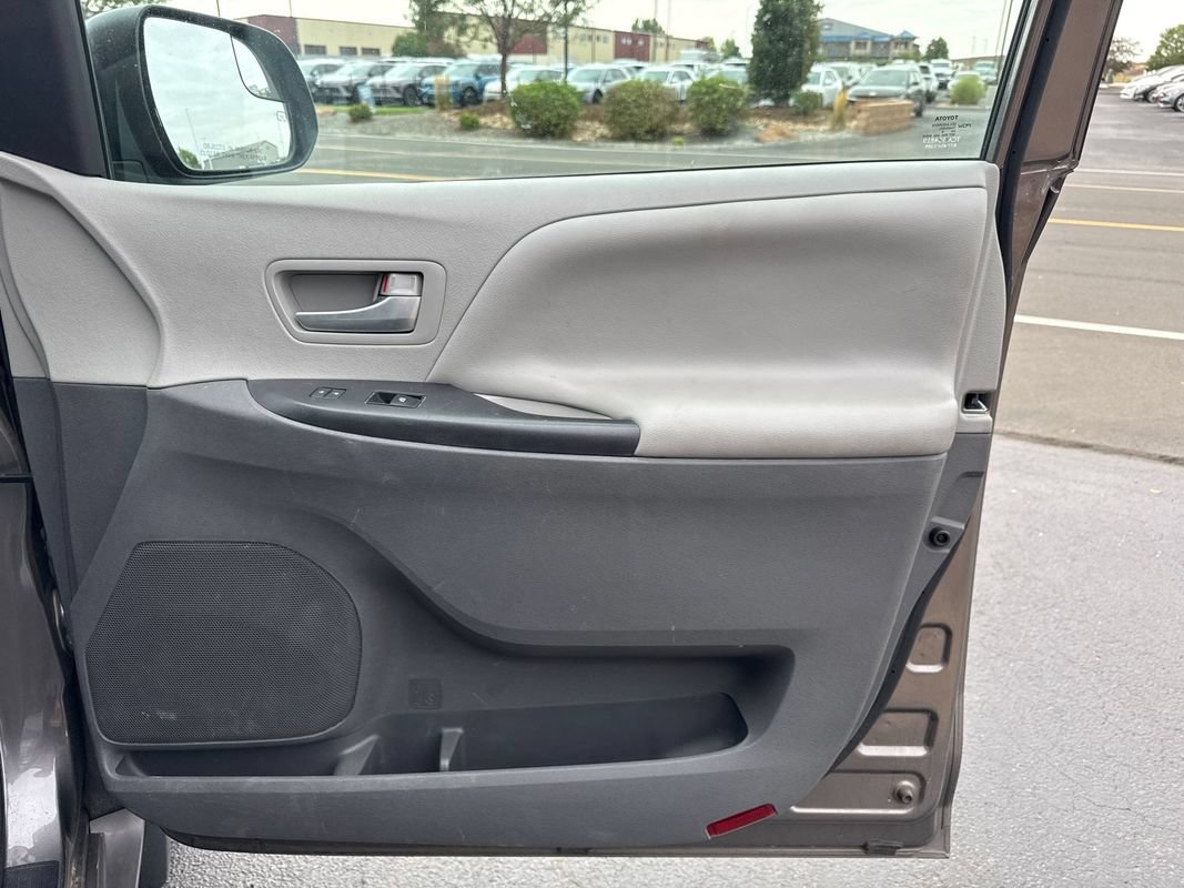 Used 2017 Toyota Sienna LE AWD/4WD image 23