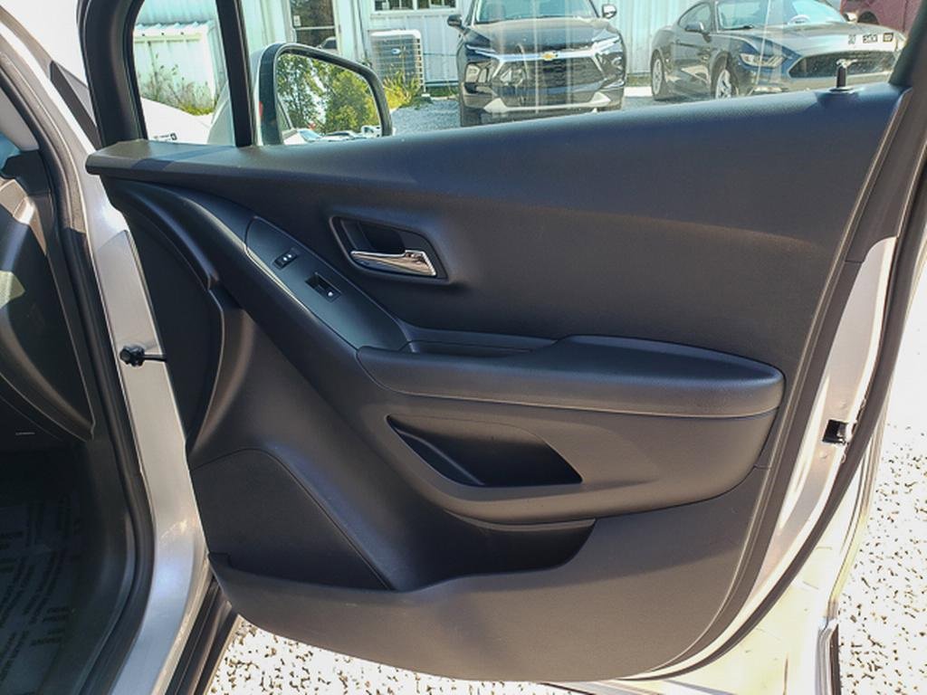 Used 2017 Chevrolet Trax LS image 28