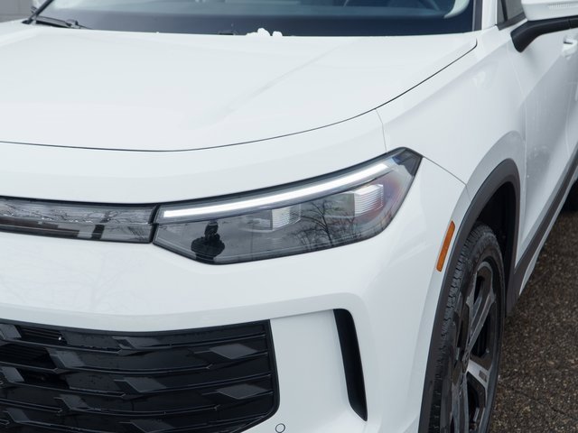 Used 2025 Volkswagen Tiguan SE w/ Panoramic Sunroof Package image 11