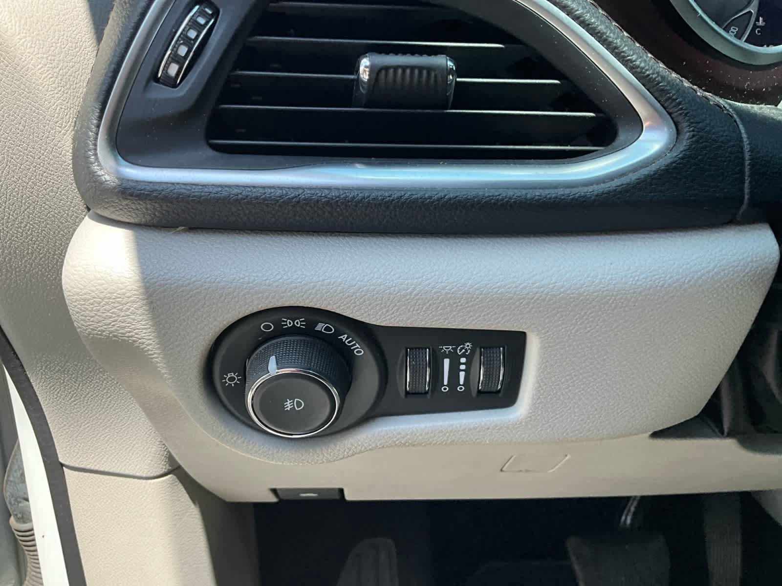 Used 2018 Chrysler Pacifica Limited FWD image 20