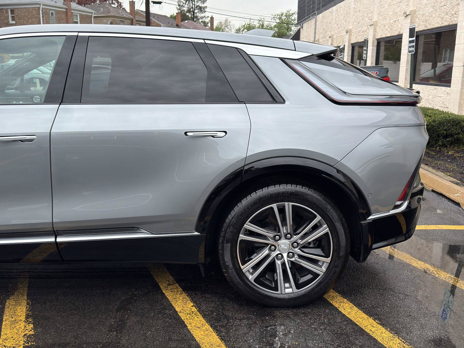 Used 2024 Cadillac Lyriq Luxury AWD/4WD image 3