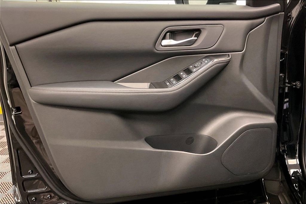 Certified 2026 Nissan Rogue SV AWD/4WD image 23
