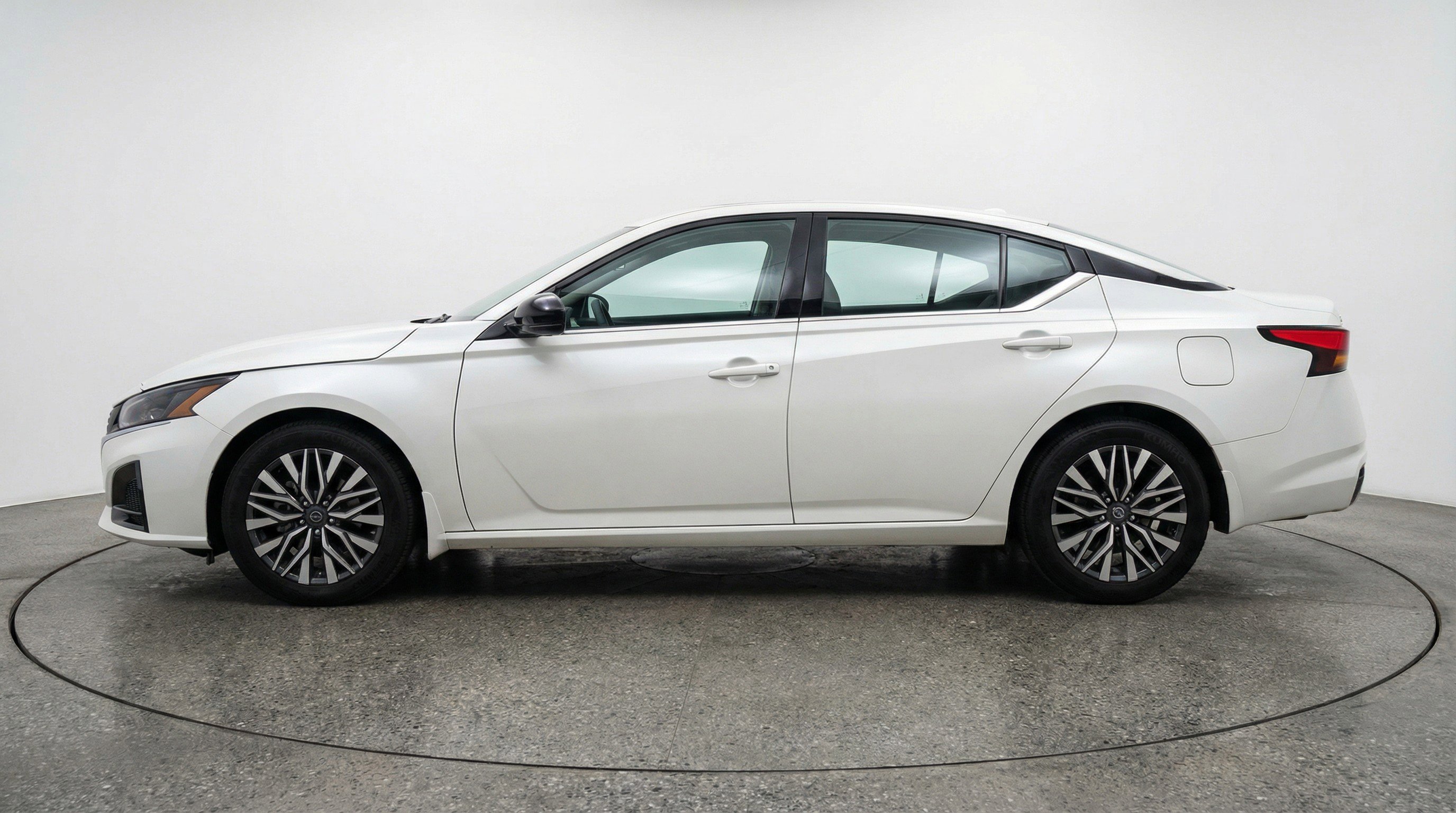 Used 2025 Nissan Altima 2.5 SV image 5