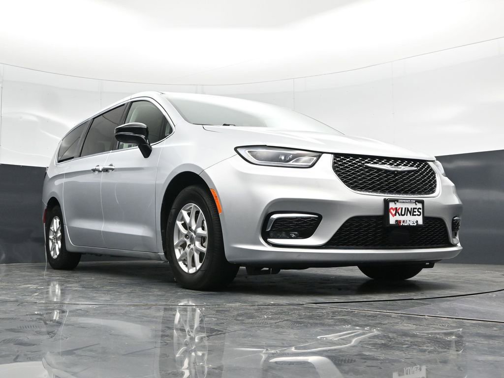 Used 2024 Chrysler Pacifica Touring-L FWD image 50