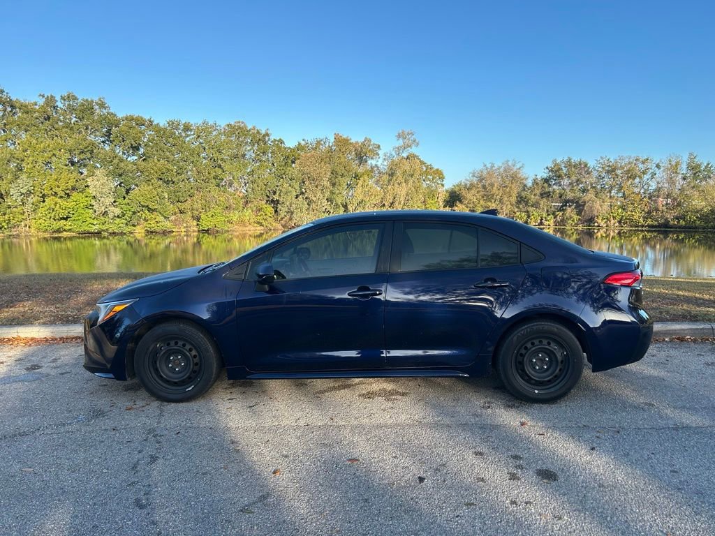 Used 2022 Toyota Corolla LE image 2