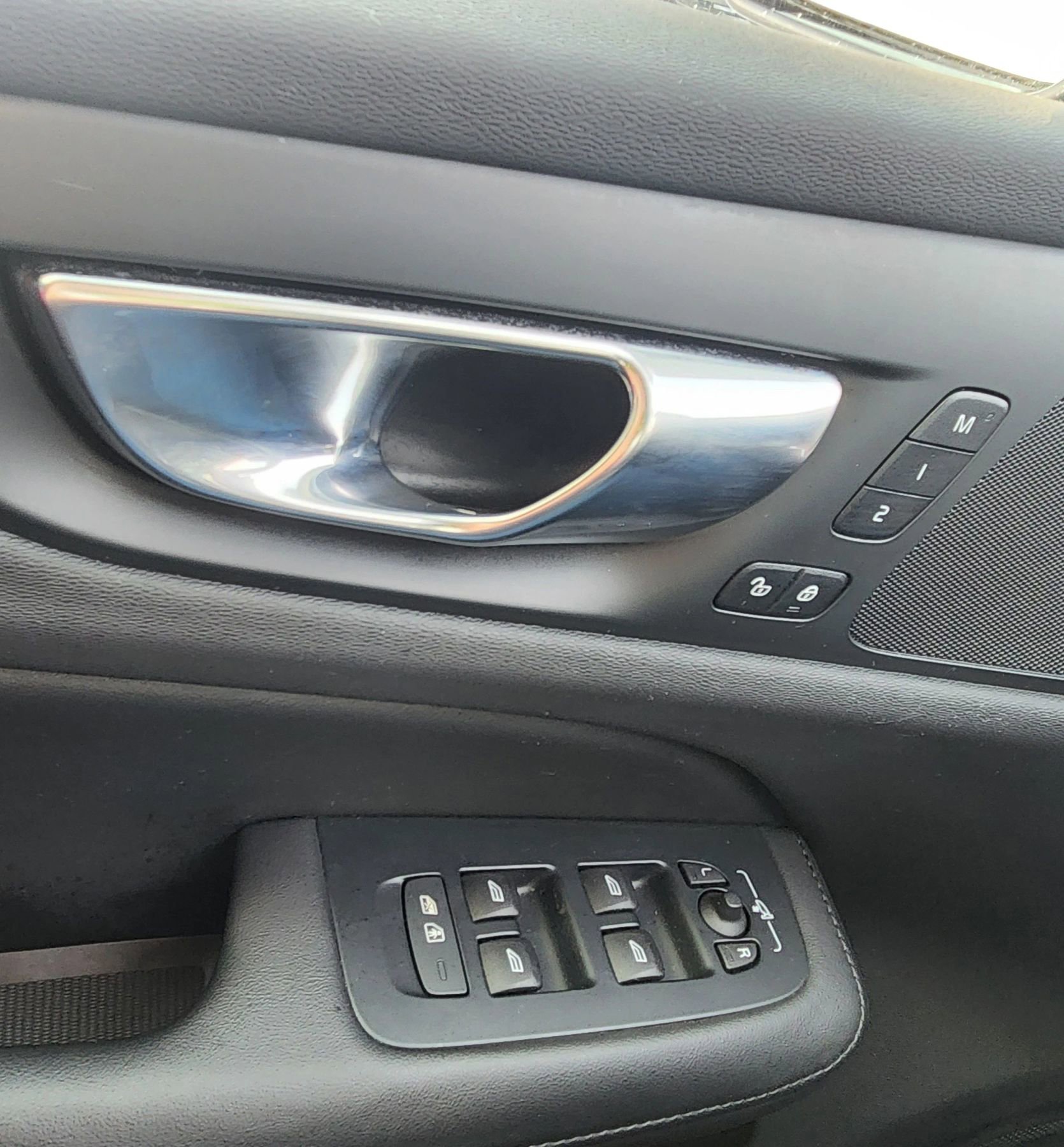 Used 2025 Volvo V60 B5 Cross Country Plus image 38