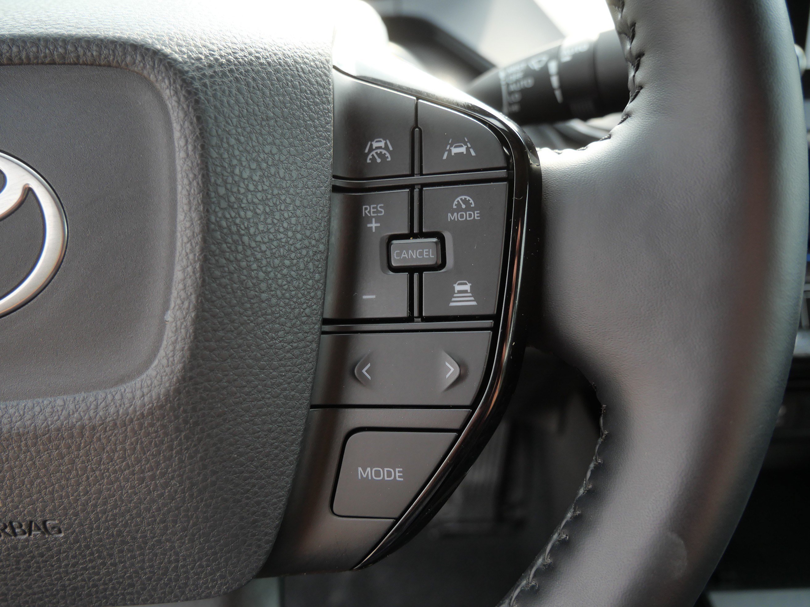 Certified 2025 Toyota Prius XLE FWD image 30