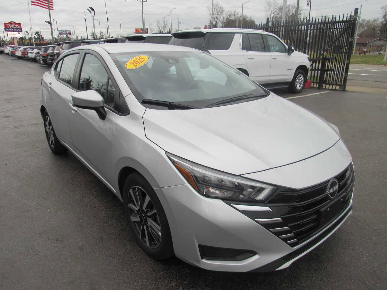 Used 2025 Nissan Versa SV image 3