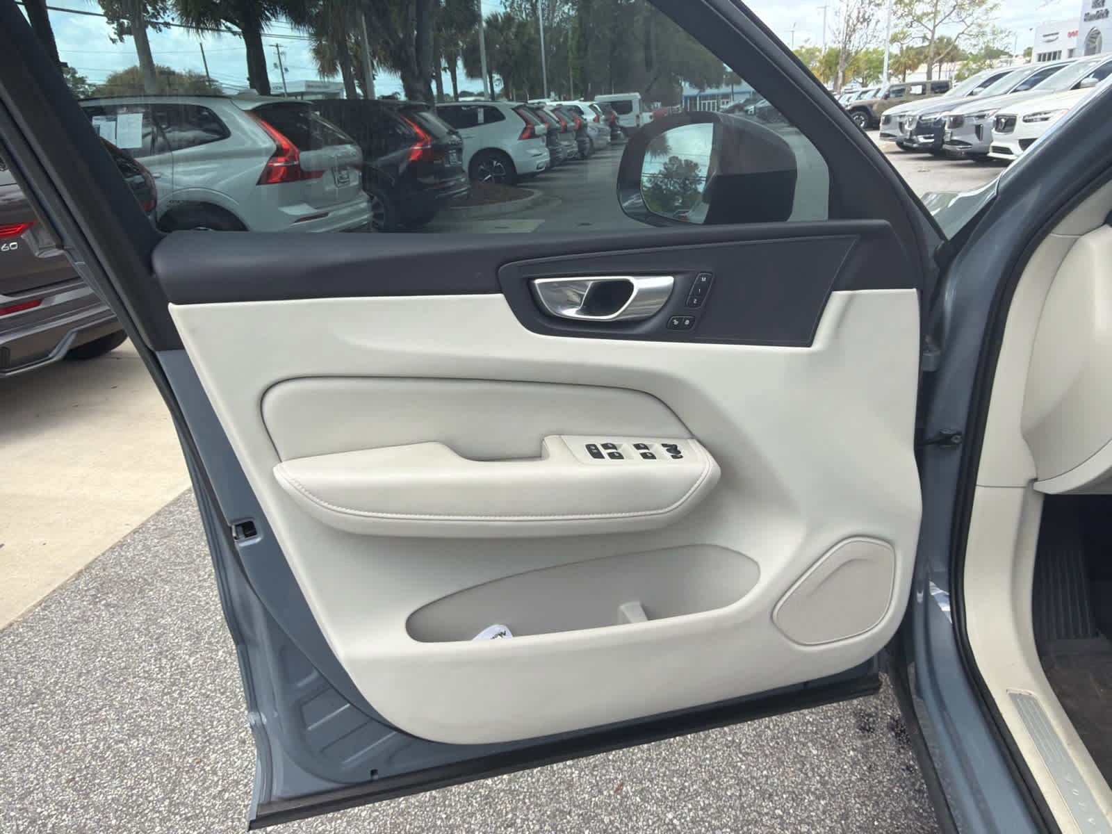 Used 2024 Volvo XC60 B5 Plus w/ Protection Package Premier image 24