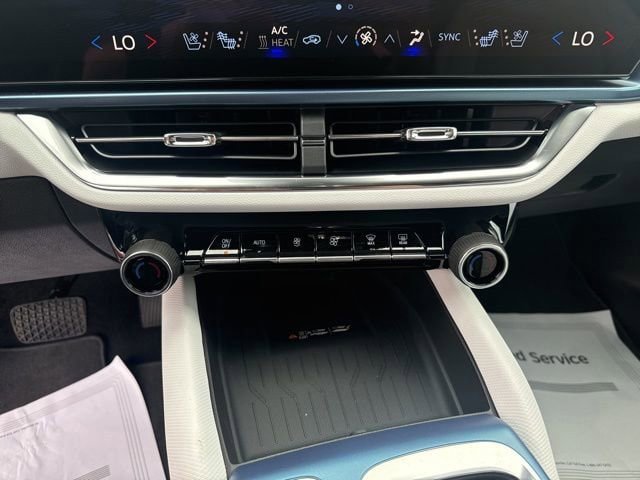 New 2025 Chevrolet Equinox EV LT w/ Convenience Package II FWD image 16