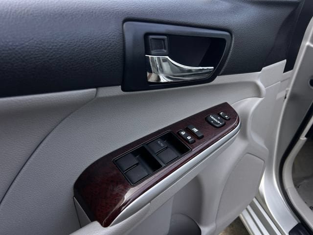Used 2012 Toyota Camry XLE w/ Leather Pkg FWD image 11