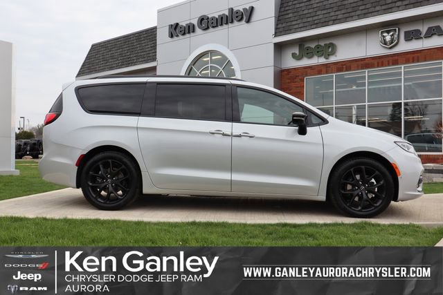 New 2026 Chrysler Pacifica Limited FWD image 1