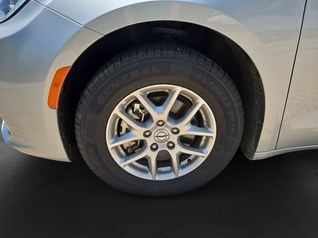 Used 2024 Chrysler Pacifica Touring-L FWD image 13