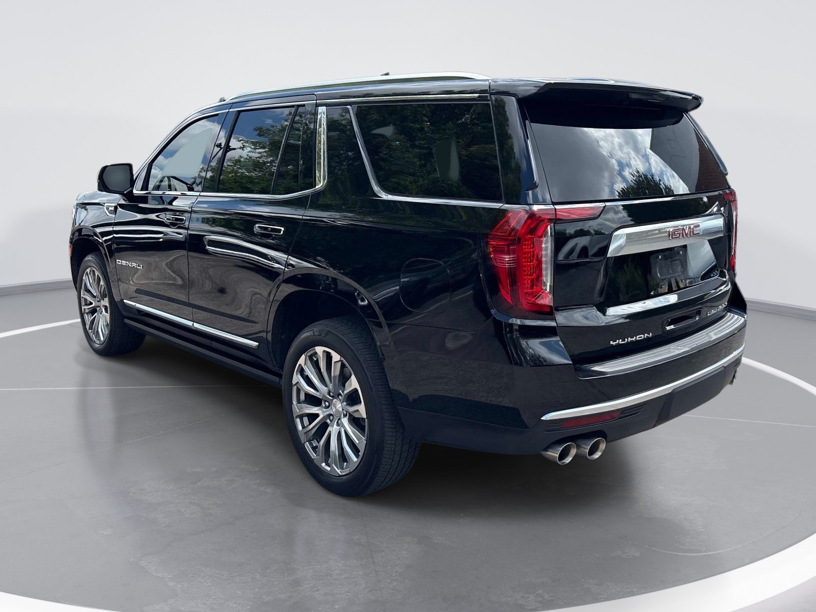 Used 2024 GMC Yukon Denali w/ Advanced Technology Package AWD/4WD image 6