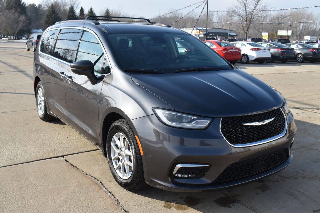 Used 2022 Chrysler Pacifica Touring-L FWD image 1