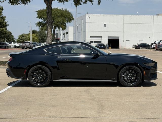 Used 2025 Ford Mustang GT Premium RWD image 3