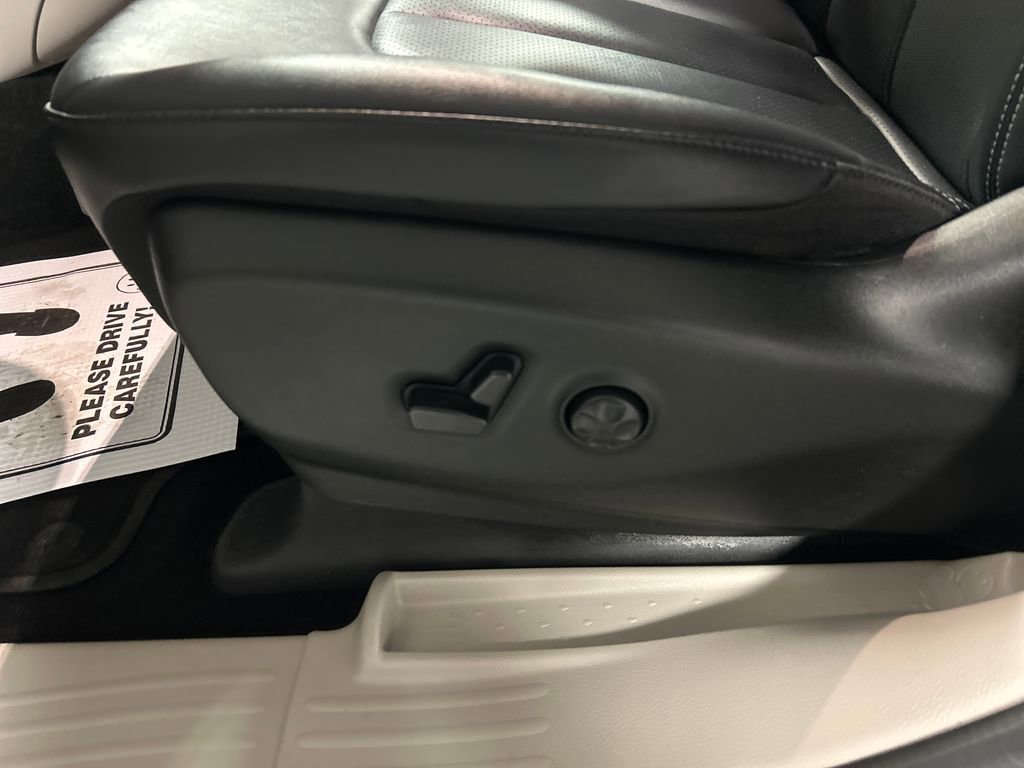 Used 2024 Chrysler Pacifica Touring-L FWD image 13