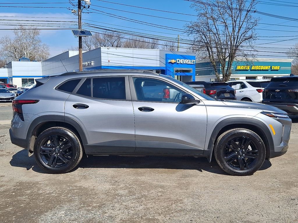 Used 2025 Chevrolet Trax ACTIV w/ Sunroof Package image 9