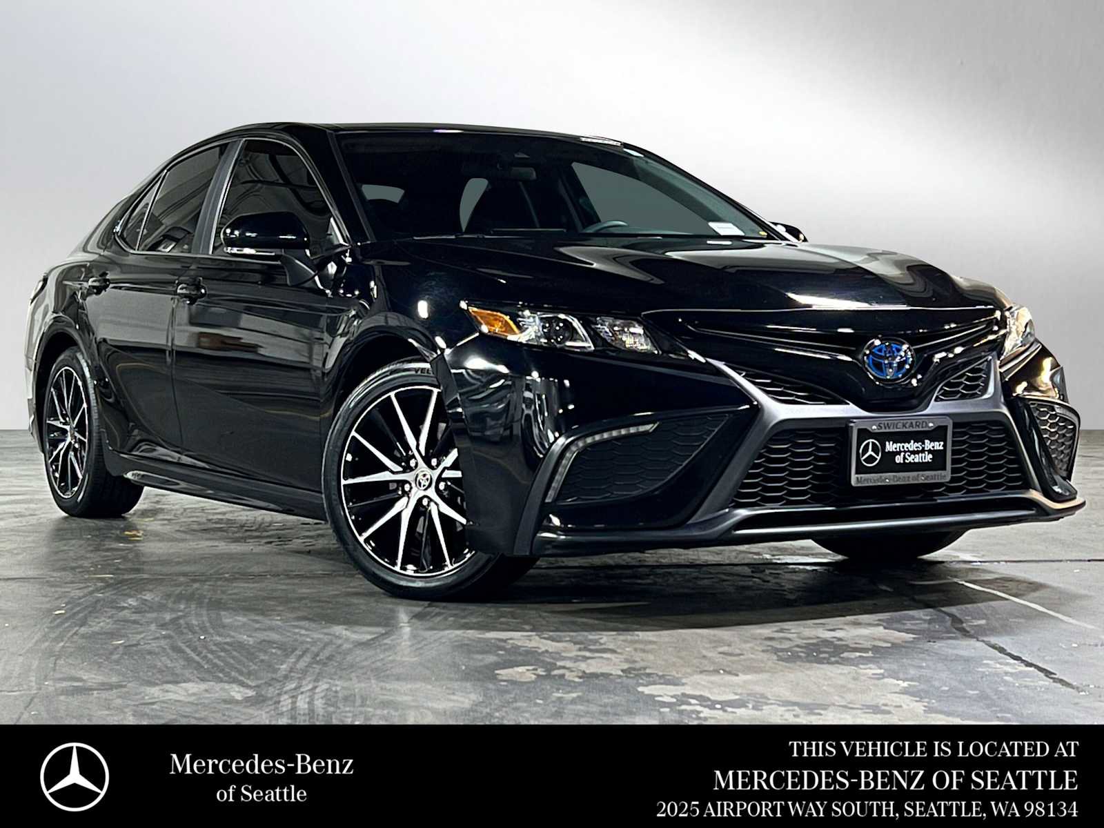 Used 2024 Toyota Camry SE FWD image 1
