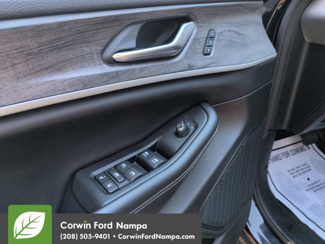 Used 2023 Jeep Grand Cherokee Limited AWD/4WD image 11