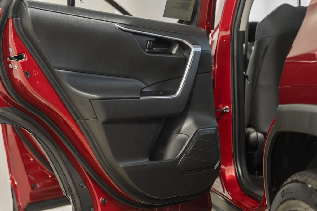 Certified 2025 Toyota RAV4 LE AWD/4WD image 31