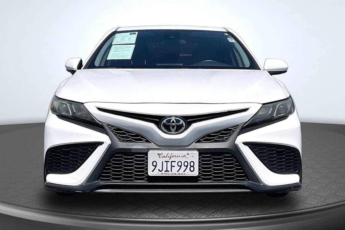 Used 2021 Toyota Camry SE FWD image 3