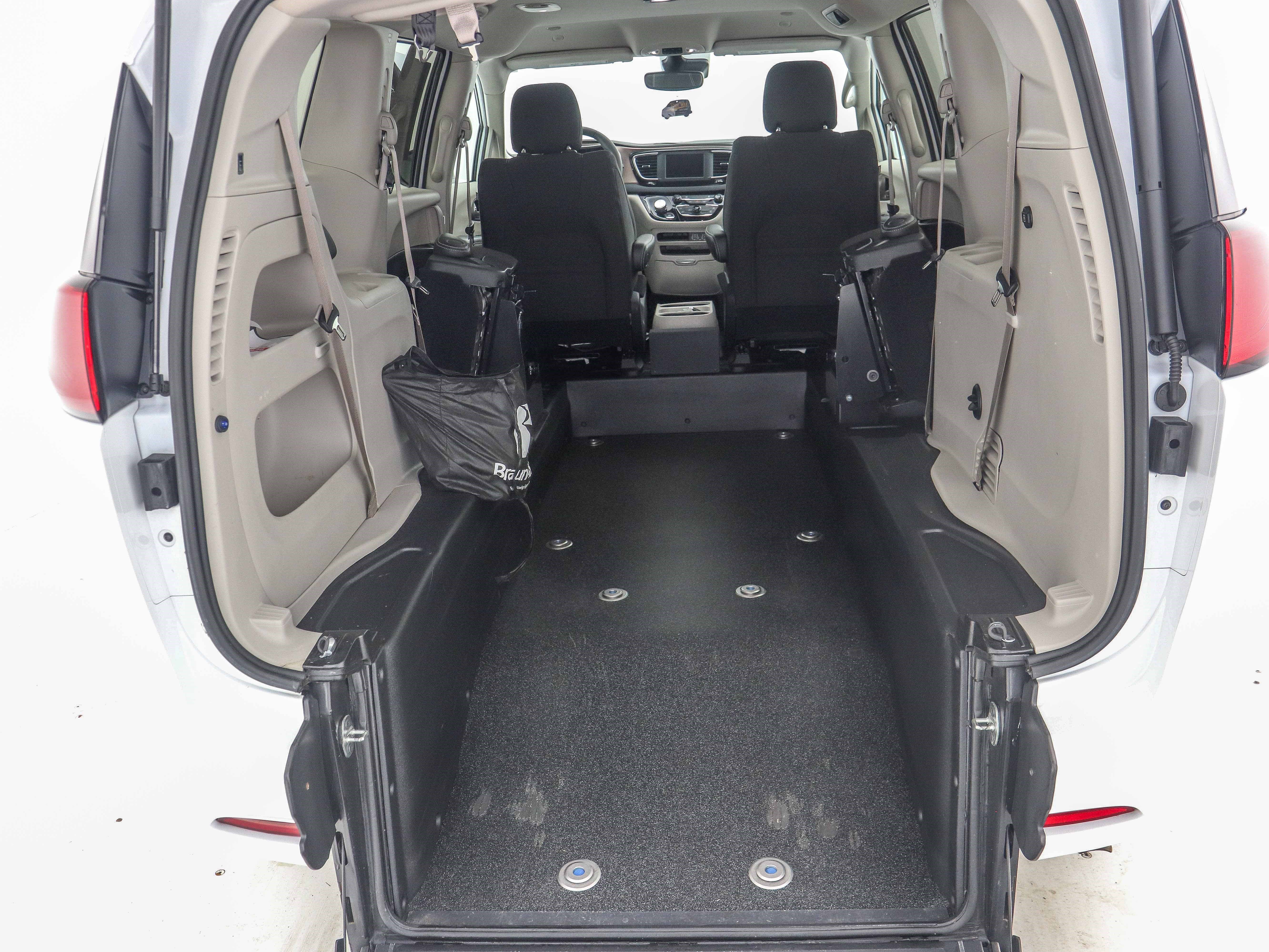 Used 2023 Chrysler Voyager LX FWD image 16