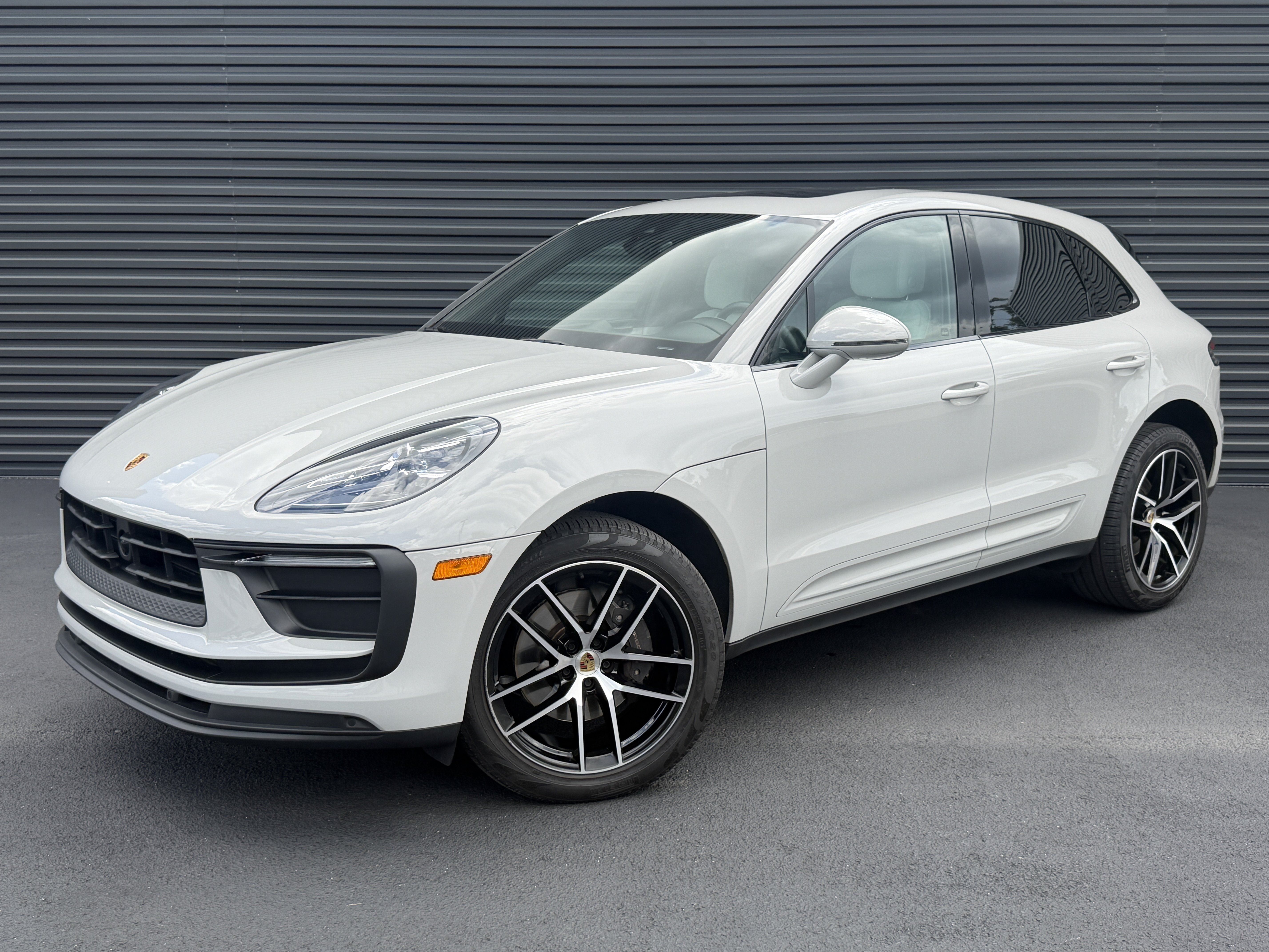Certified 2024 Porsche Macan AWD/4WD image 1